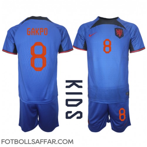 Nederländerna Cody Gakpo #8 Bortadräkt Barn VM 2022 Kortärmad (+ Korta byxor)